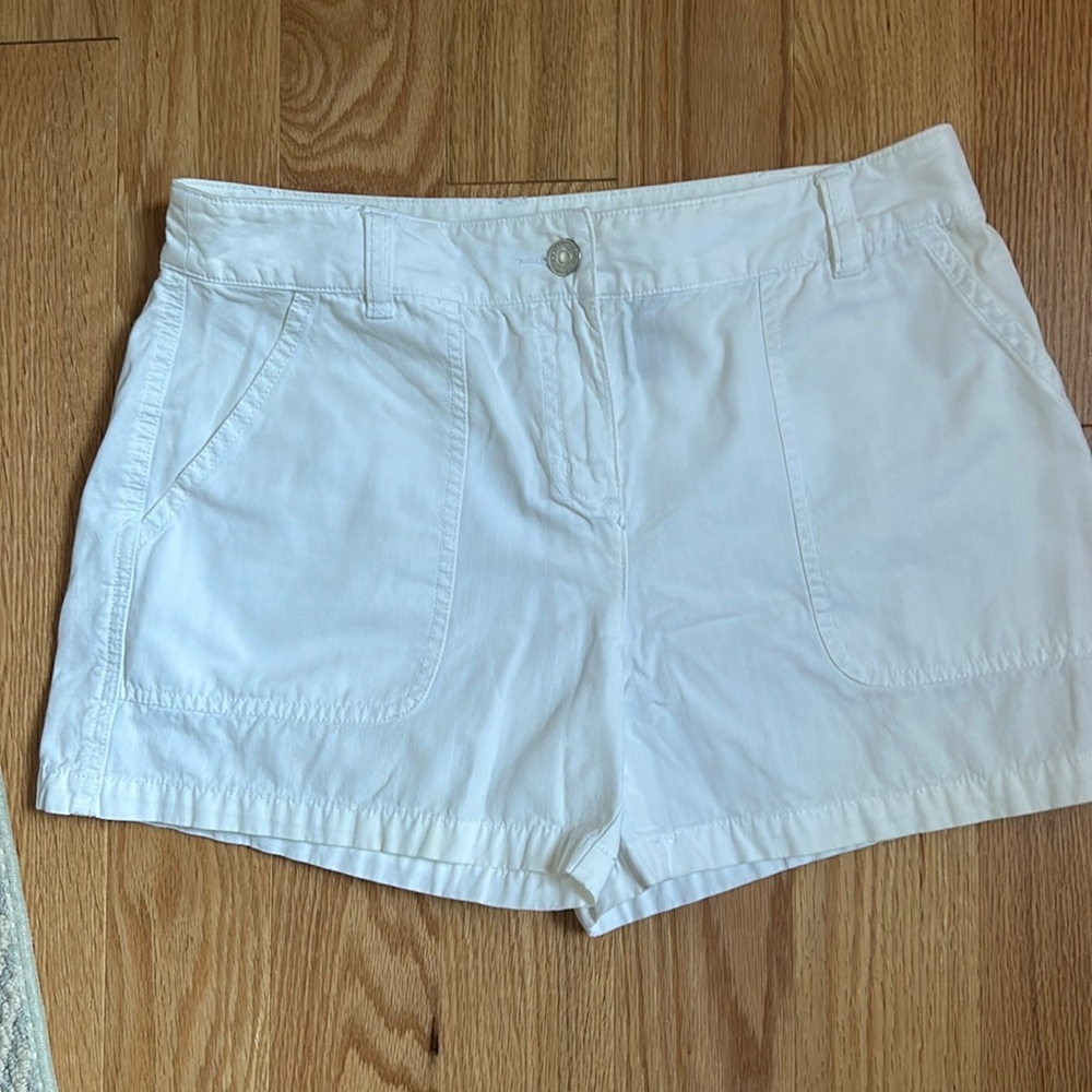 Context white cotton shorts.